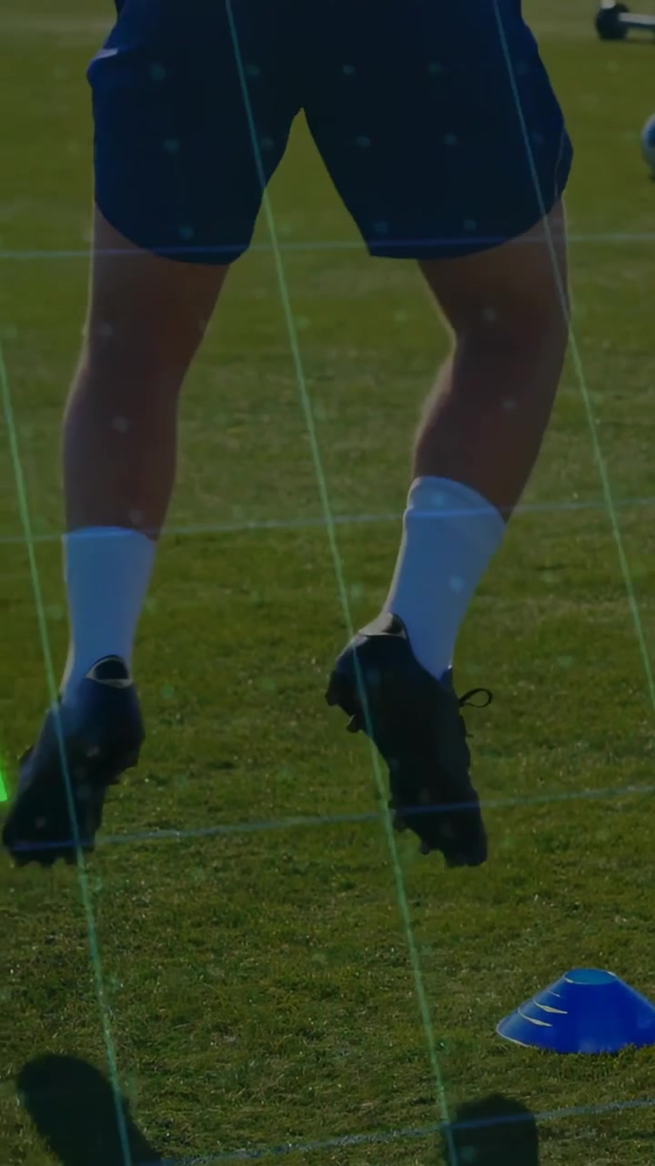 Vertikal video: Spiller klar, utfører sidelengs forflytninger, hopp og knebøy for sport, med neongrafer som sporer