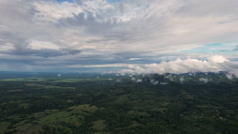 Costa-Rica-Cautivadora:-Bosques-Verdes-Se-Encuentran-Con-Un-Terreno-Ondulado.