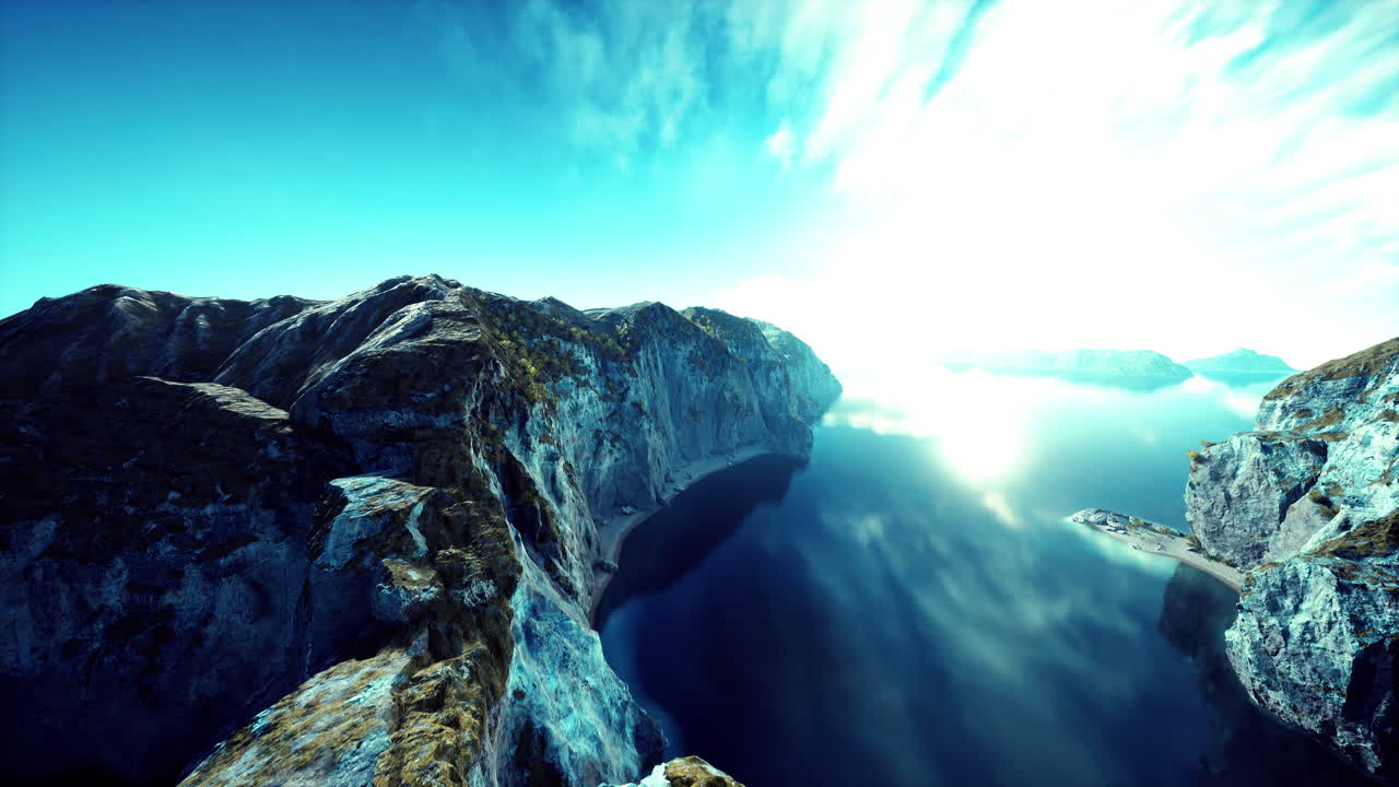 해가 뜨는 해안 산악 풍경