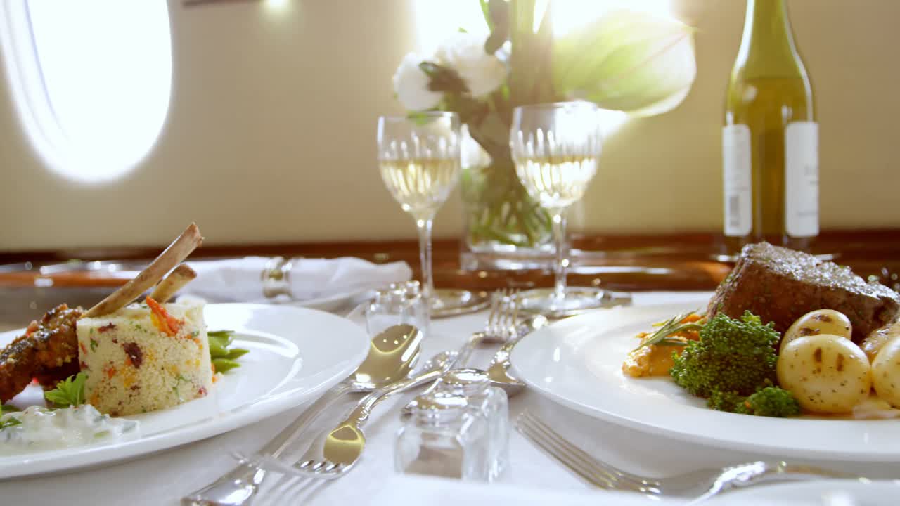 테이블에 제공되는 음식과 음료 4k