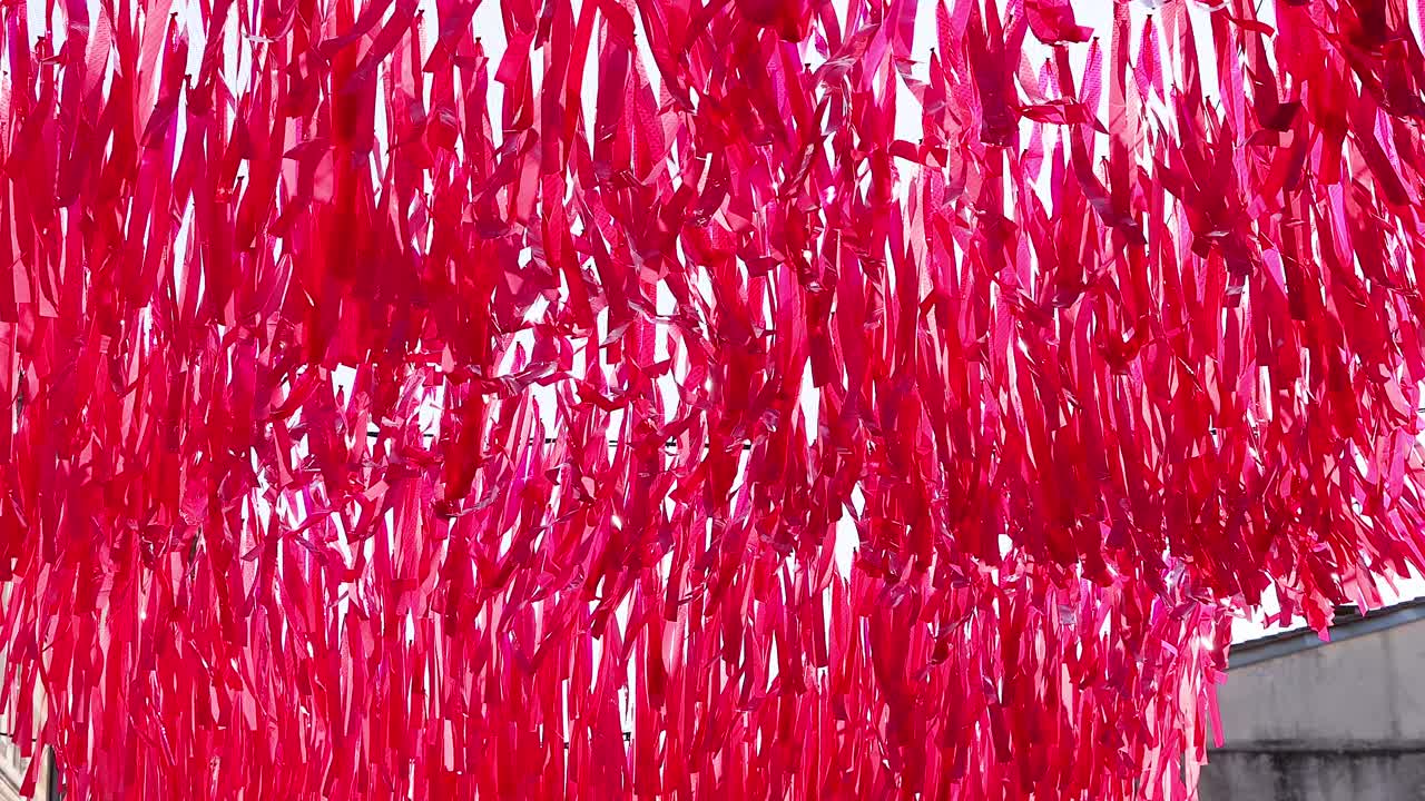 바람에 날아다니는 빨간 리본