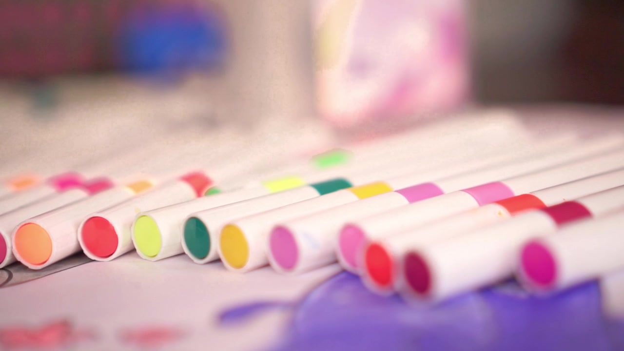 Pennarelli colorati disposti su un tavolo. Strumenti creativi per il disegno, l'arte e il concetto di forniture scolastiche.