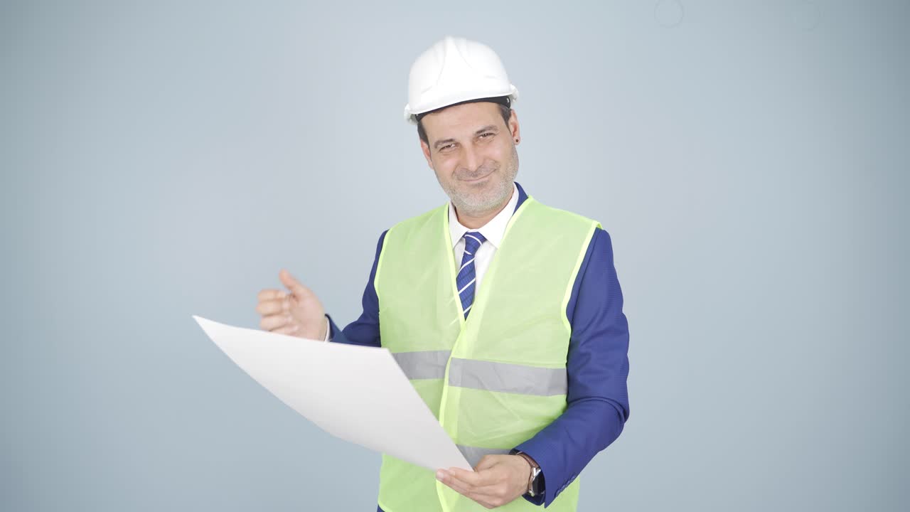 ingeniero mirando a la cámara y haciendo un gesto positivo.