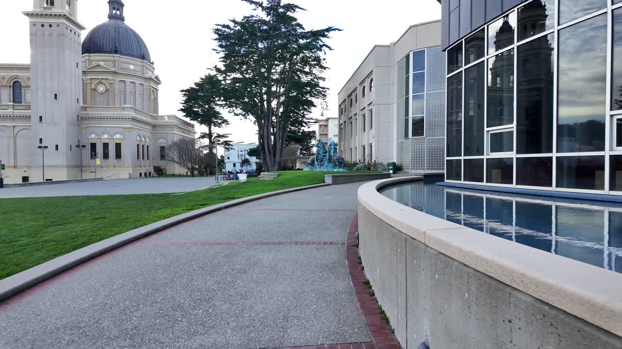 Passeggiare per la USF offre una visione immersiva dei dettagli del campus, tra cui terrazze paesaggistiche, edifici accademici, il tutto incorniciato dal terreno ondulato di San Francisco.