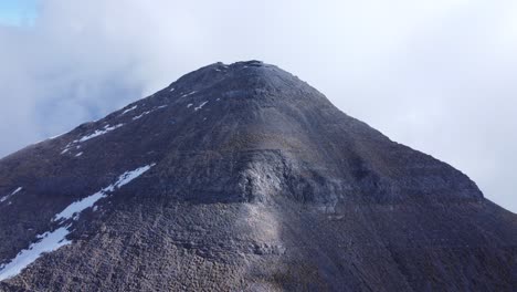 descubriendo la belleza de las montañas de grecia desde arriba | pico del monte taygetos en el peloponeso | un viaje visual a través de majestuosas montañas