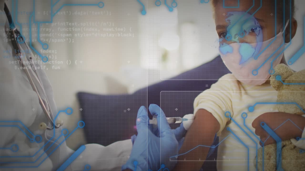 Médico limpiando el brazo y luego inyectando una vacuna con superposiciones de código digital que visualizan datos médicos.