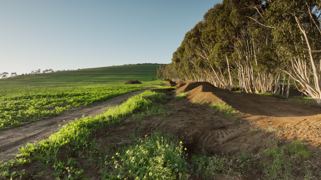 motociclista de montaña montando tierra salta en un sendero