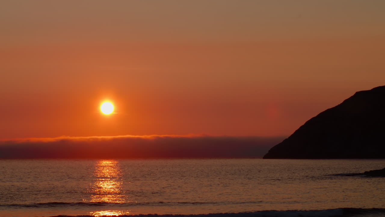 해변에서 일몰 4k