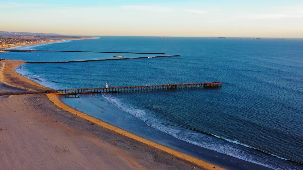 seal beach pier volando lentamente con vistas a la playa y al océano pacífico
