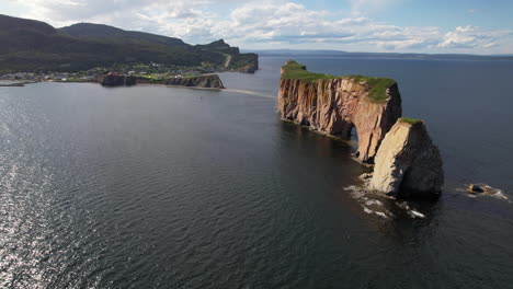 Acercamiento-Aéreo-De-Rock-Percé-Y-Percé-En-Gaspésie-Quebec