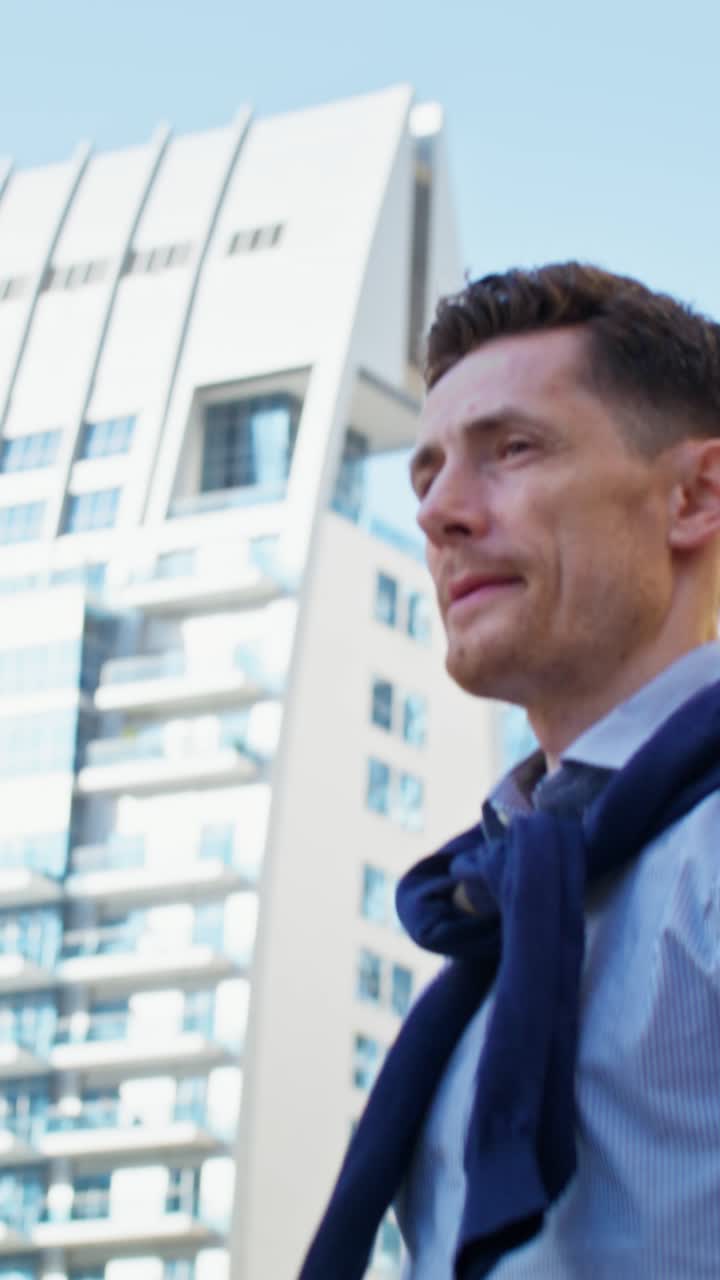 hombre bebiendo café en la ciudad