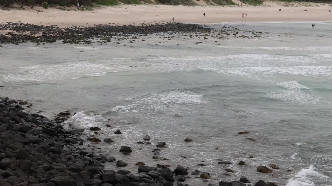 el lapso de tiempo de las olas que se estrellan en una playa rocosa
