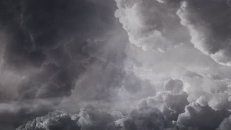 una tormenta en una nube oscura cúmulo