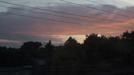 puesta de sol rosa naranja vista desde el tren