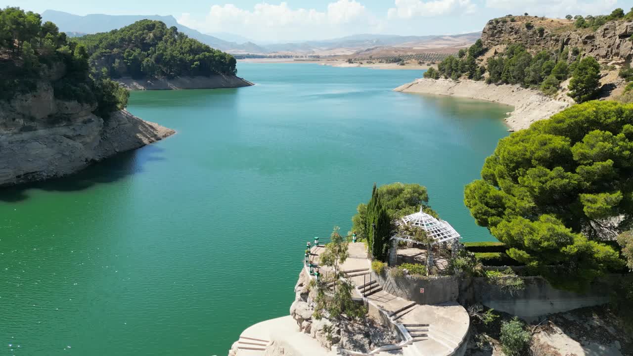 este clip de uno de los hermosos lagos andaluces muestra cómo el calentamiento global ha provocado que los niveles de agua en nuestro planeta retrocedan