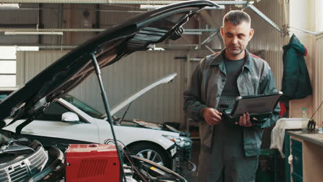 mecánico diagnosticando un coche en un garaje