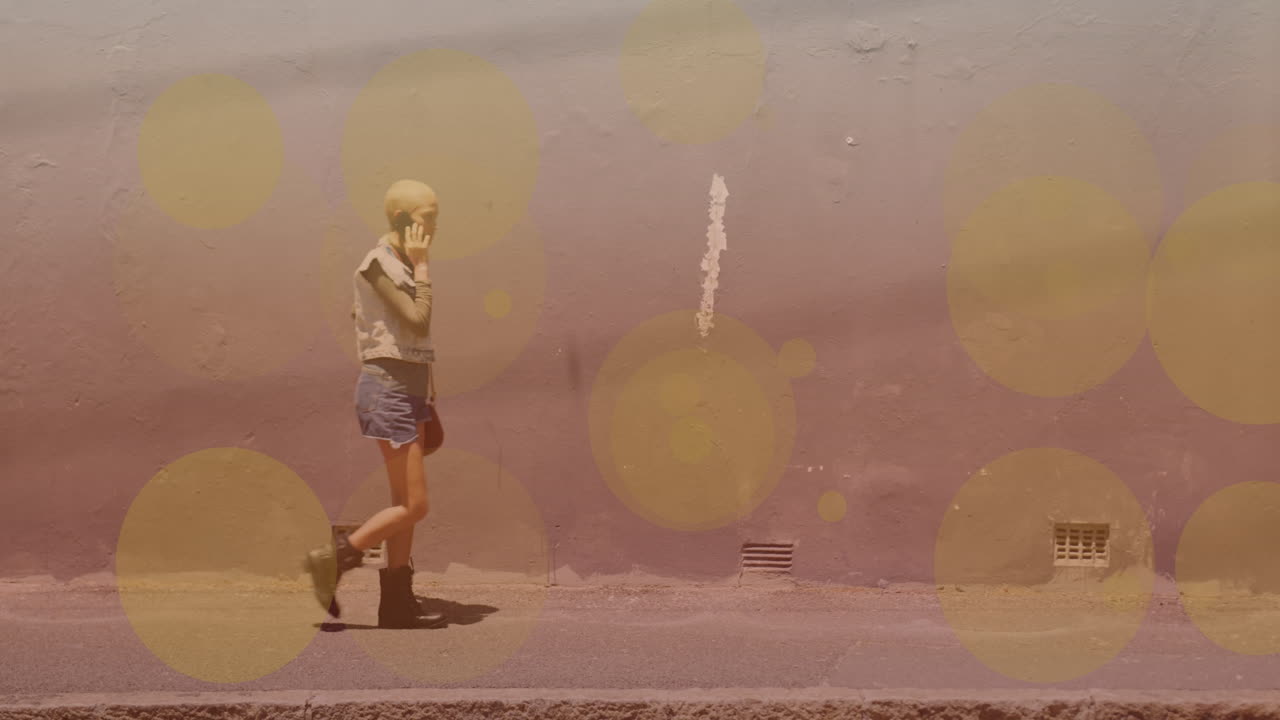 걸어다니는 백인 여성 위에 빛의 반점의 애니메이션