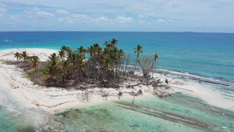 Vista-Aérea-De-La-Pequeña-Isla-De-Coral-En-Medio-Del-Océano-Pacífico-Sur,-Tonga,-Polinesia,-Oceanía