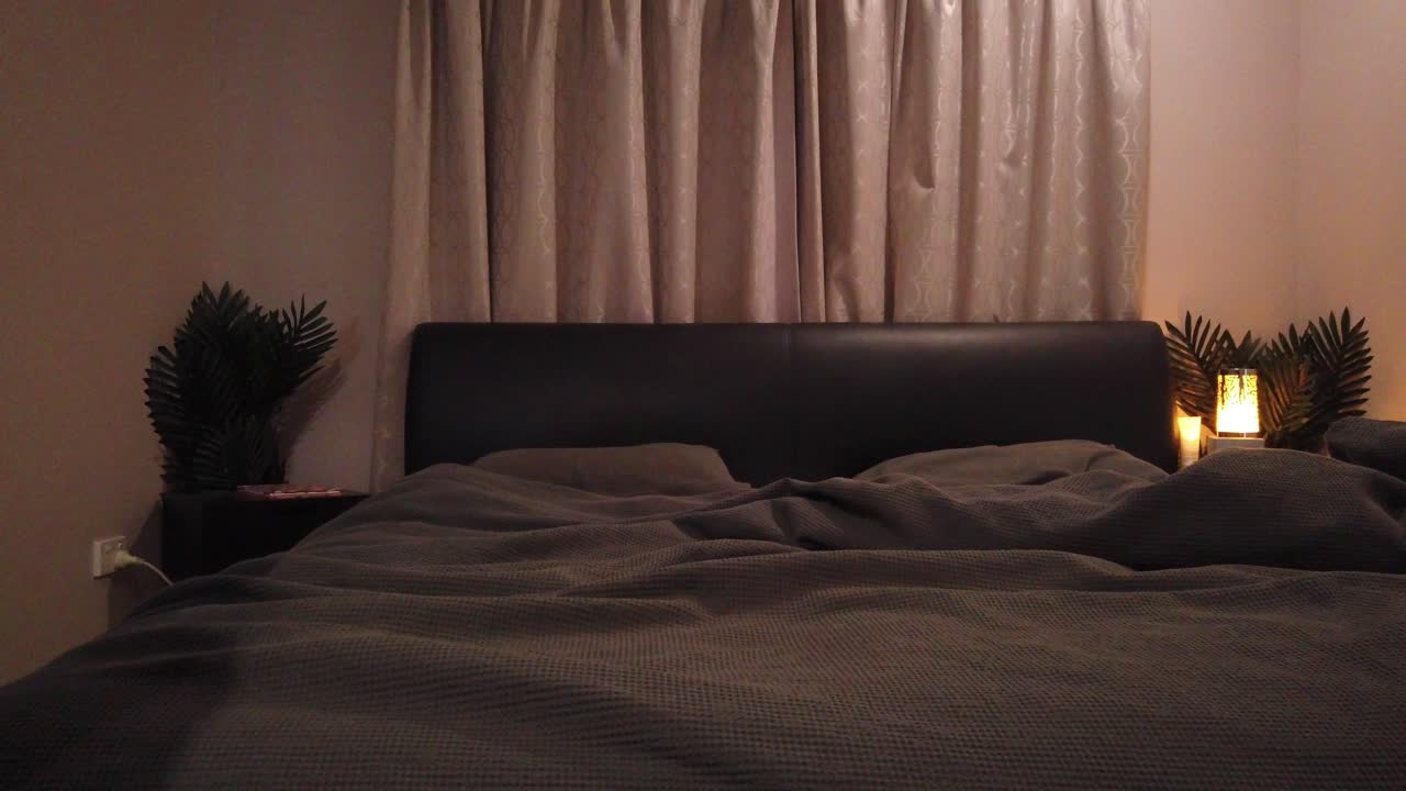 침대를 만드는 사람 침대에 디스플레이 쿠션을 놓는 그래서 나쁜 밤의 잠 후 다시 만들 수 있습니다