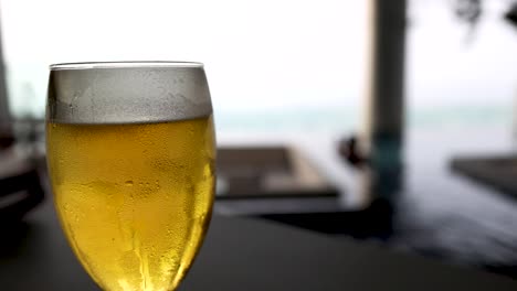 수영장 근처 에 있는 맥주 한 잔