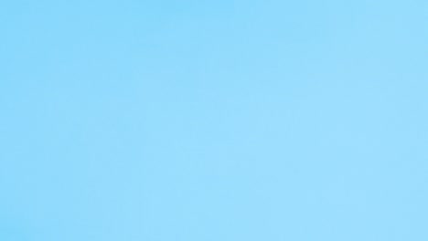 el marco transparente amarillo para el texto aparece con flores en el tema azul. detener el movimiento