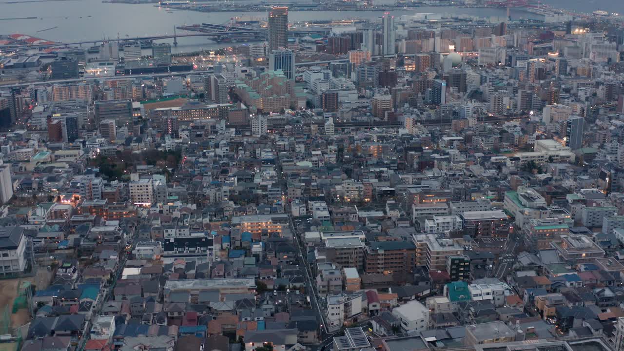 고베 항공 공개 기울기, 일몰 후 도시의 불빛이 켜짐