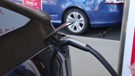 secuencia que muestra el vehículo eléctrico cargándose