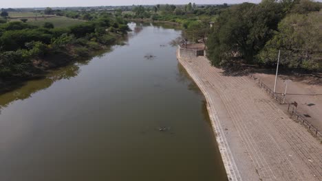 Río-Ter-Cerca-Del-Templo-Goroba-Kaka-Osmanabad-Ter-India-Mumbai-Maharashtra-Disparo-De-Dron-Disparo-Orbital