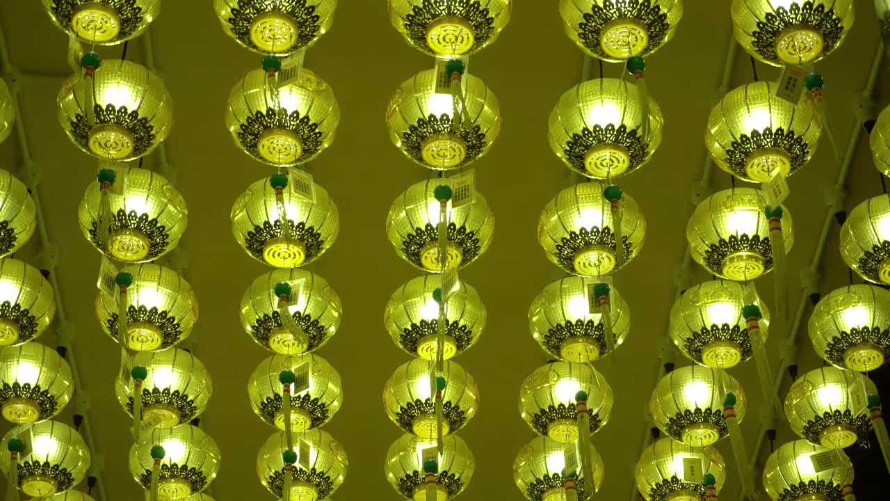 사원에서 노란 랜턴.