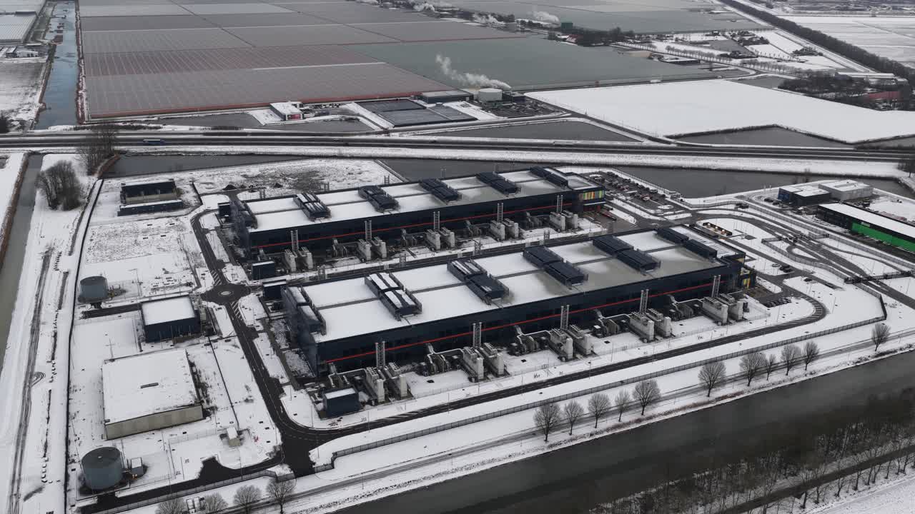 Dronevideo i luften af et stort computer- og datacenteranlæg om vinteren, der viser telekommunikationsinfrastruktur, serversystemer og digitale højekapacitetsoperationer