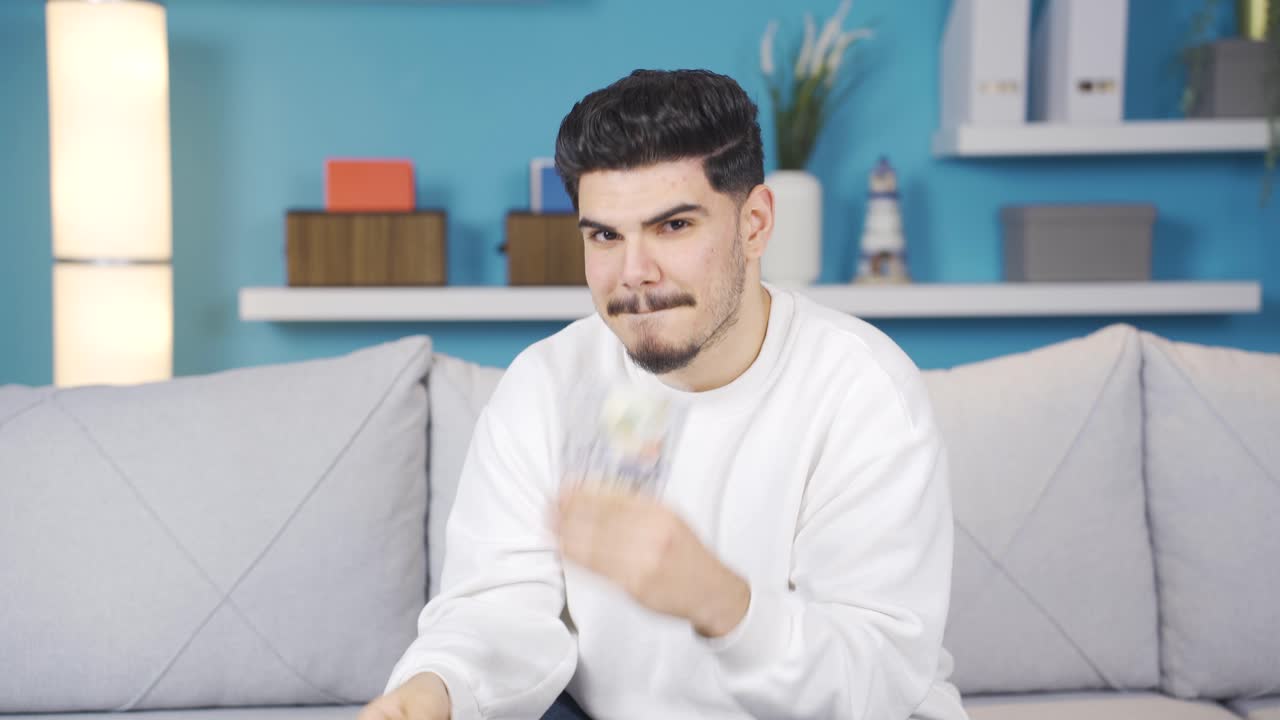 돈을 세는 젊은이.