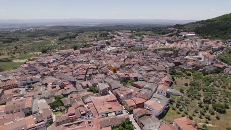 Vista-Aérea-De-Jaraíz-De-La-Vera-Orbitando-Coloridos-Tejados-Rojos-De-La-Pintoresca-Ciudad-Española-En-El-Noreste-De-Cáceres