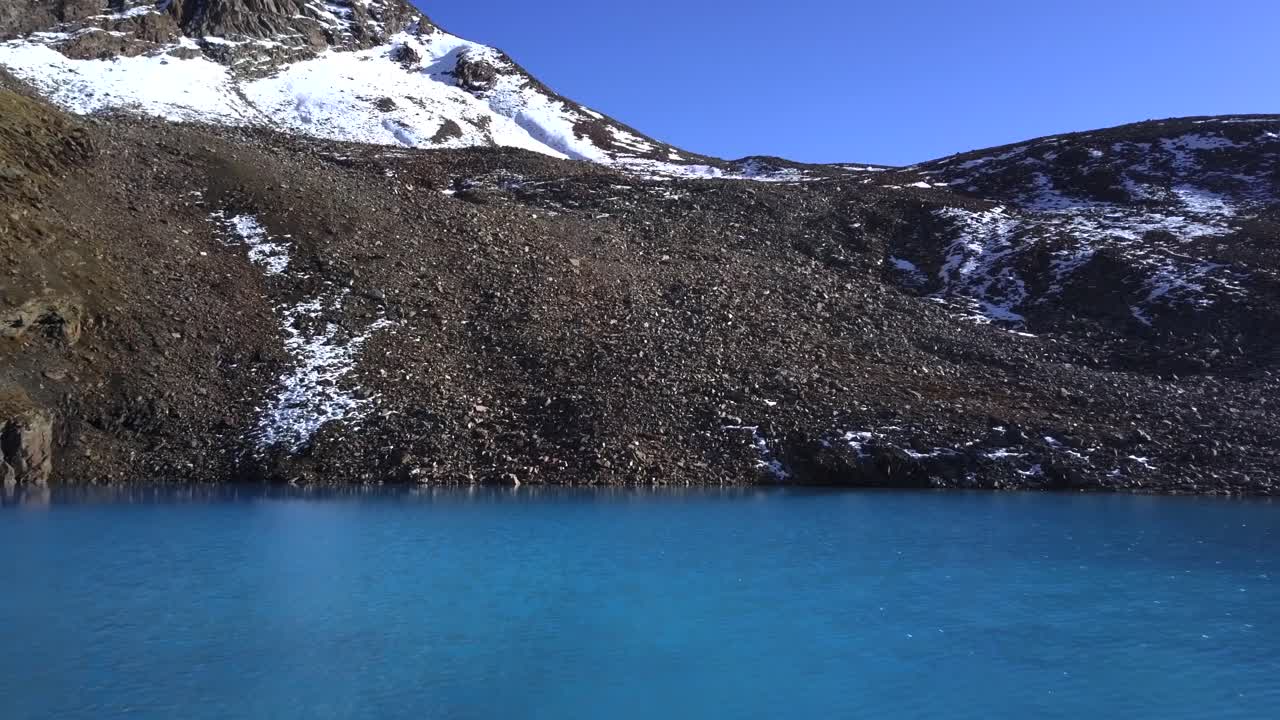 공중: 이탈리아 산속의 푸른 호수