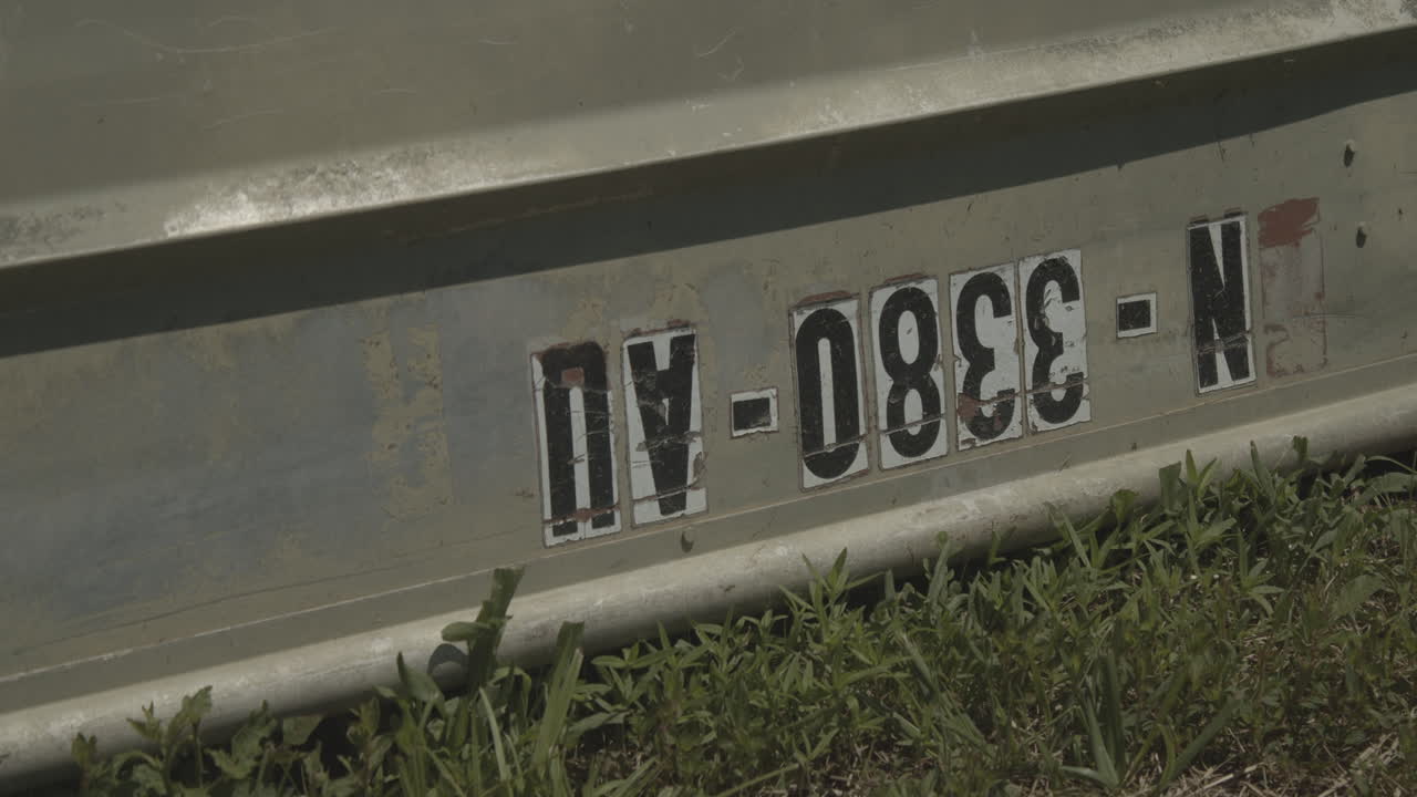 un bote volcado yace bajo el sol