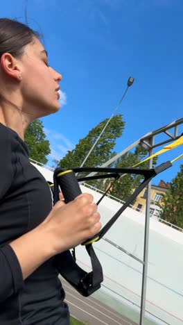 mujer haciendo ejercicio al aire libre