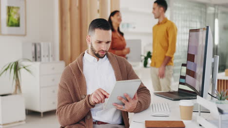 búsqueda, comunicación y tableta con hombre de negocios