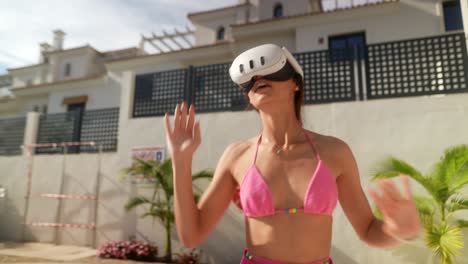 mujer con auriculares vr a la parte de la piscina