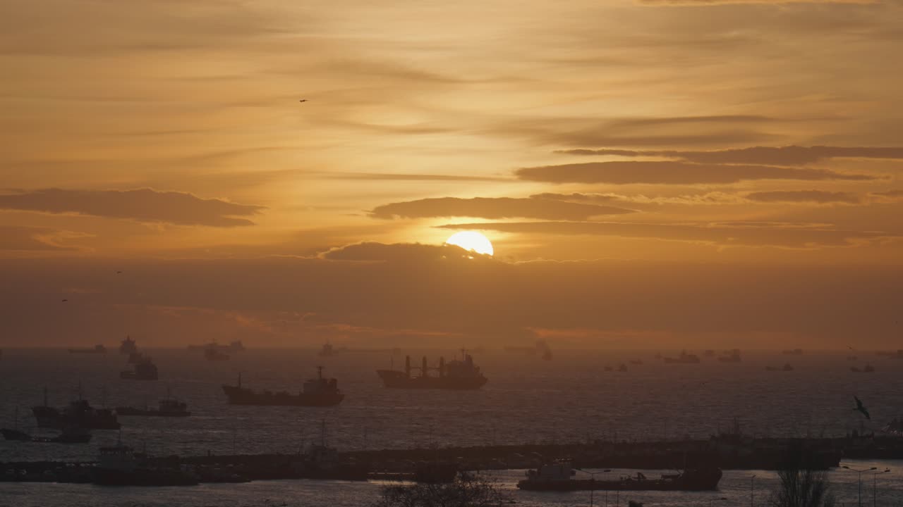 선박 들 이 비는 바쁜 항구 위 에서 해가 지는 것