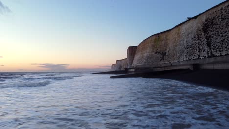 Schöner-Sonnenuntergang-An-Der-Küste-Von-Brighton-Mit-Meereswellen-Und-Strand-In-England
