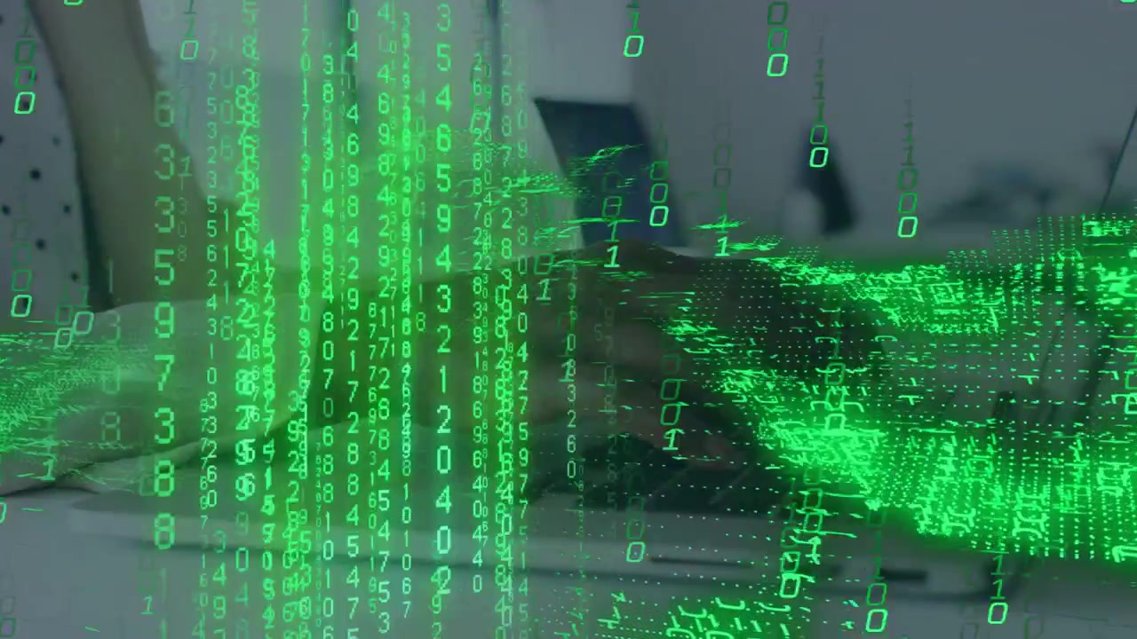 Kvinde taster på bærbar computer på et tech-kontor, hvilket skaber grønne strømme, der vokser til et tæt 3D-datafelt.