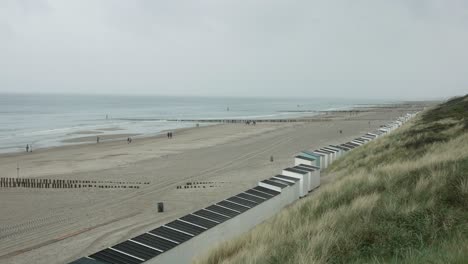 Toma-Estática-De-La-Costa-Del-Mar-Del-Norte-Cerca-De-La-Ciudad-De-Domburg-En-Un-Día-Nublado-De-Primavera