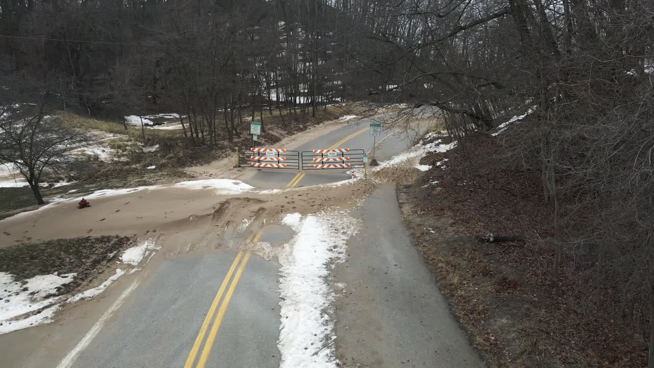 cierre estacional de la carretera de la calle de la playa en muskegon después de que la arena y la nieve cubran la carretera