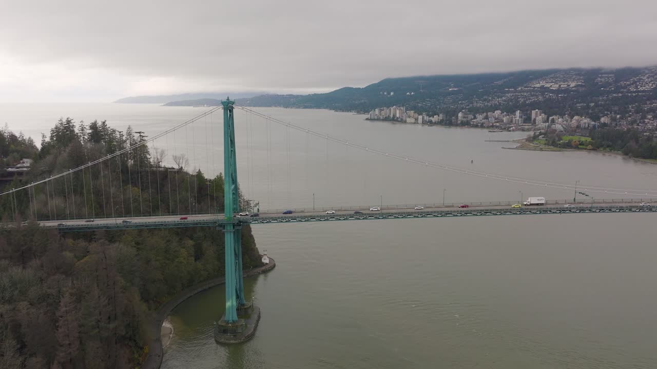 puente de la puerta de los leones en el puerto de vancouver con el océano pacífico en el fondo, parque de stanley en 4k