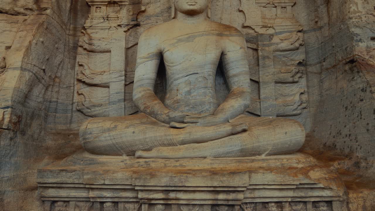 Statua del Buddha scolpita nella roccia di Gal Vihara nel sito archeologico di Polonnaruwa in Sri Lanka, antico santuario