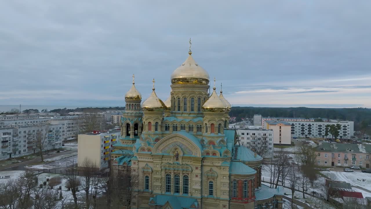 воздушная съемка православного храма, орбитальный дрон, движущийся вправо