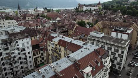 Arquitectura-De-Edificios-Europeos-En-El-Casco-Antiguo-Turístico,-Ciudad-De-Annecy---Revelación-De-Inclinación-Aérea