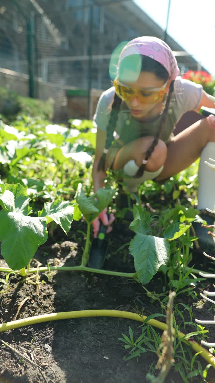 niña jardinera en un jardín comunitario