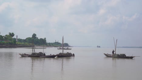 El-Río-Ganges-Lleva-Una-Gran-Cantidad-De-Sedimentos-Junto-Con-El-Agua-En-Su-Largo-Flujo-Que-Se-Ha-Congelado-En-La-Desembocadura-Del-Río,-La-Hendidura-Se-Ha-Convertido-En-Un-Problema-En-La-Desembocadura-Del-Ganges