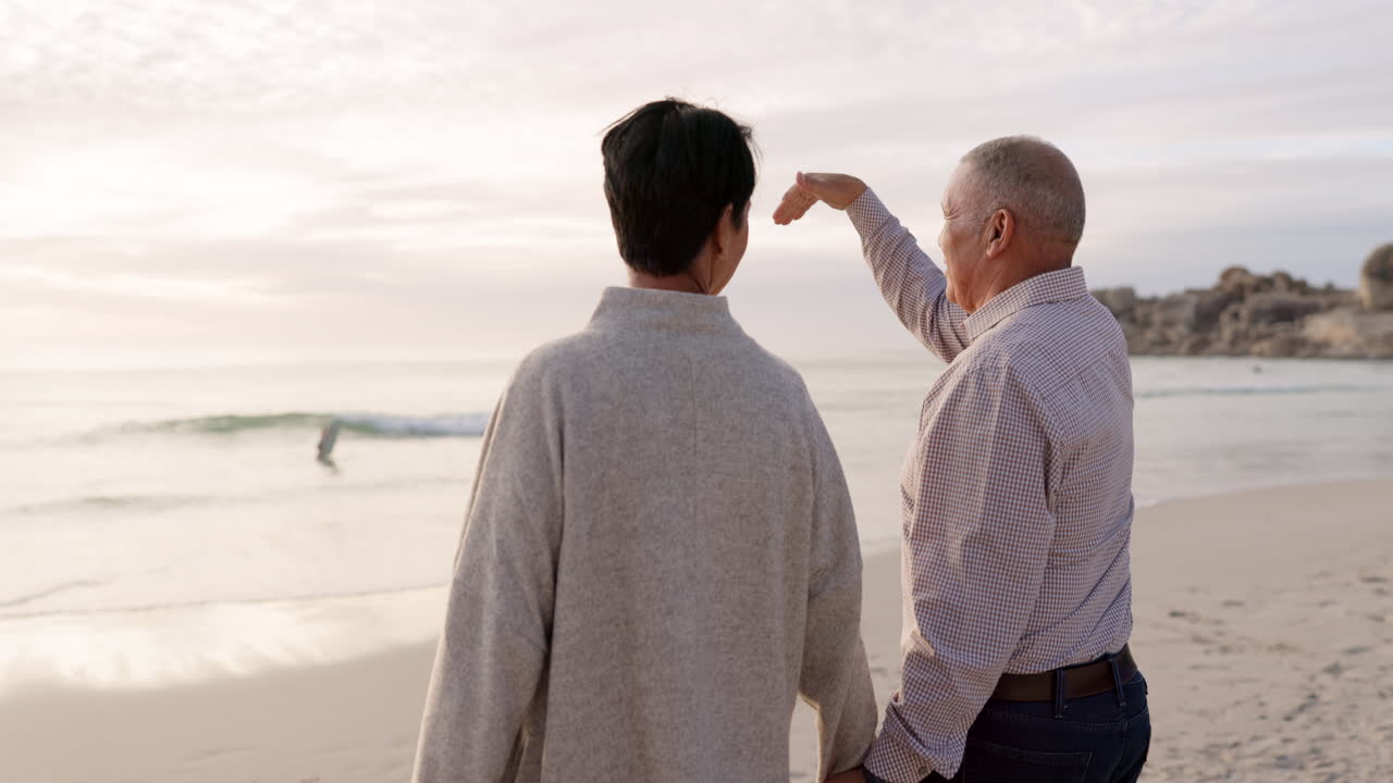 시니어 커플, 해변과 야외에서 손을 잡고