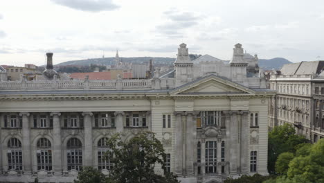 Aéreo---La-Ciudad-Vieja-De-Budapest,-Hungría,-Gran-Plano-Ascendente-Revela